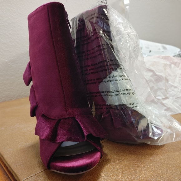 NIB Borati Velvet Heeled Bootie - Picture 5 of 9